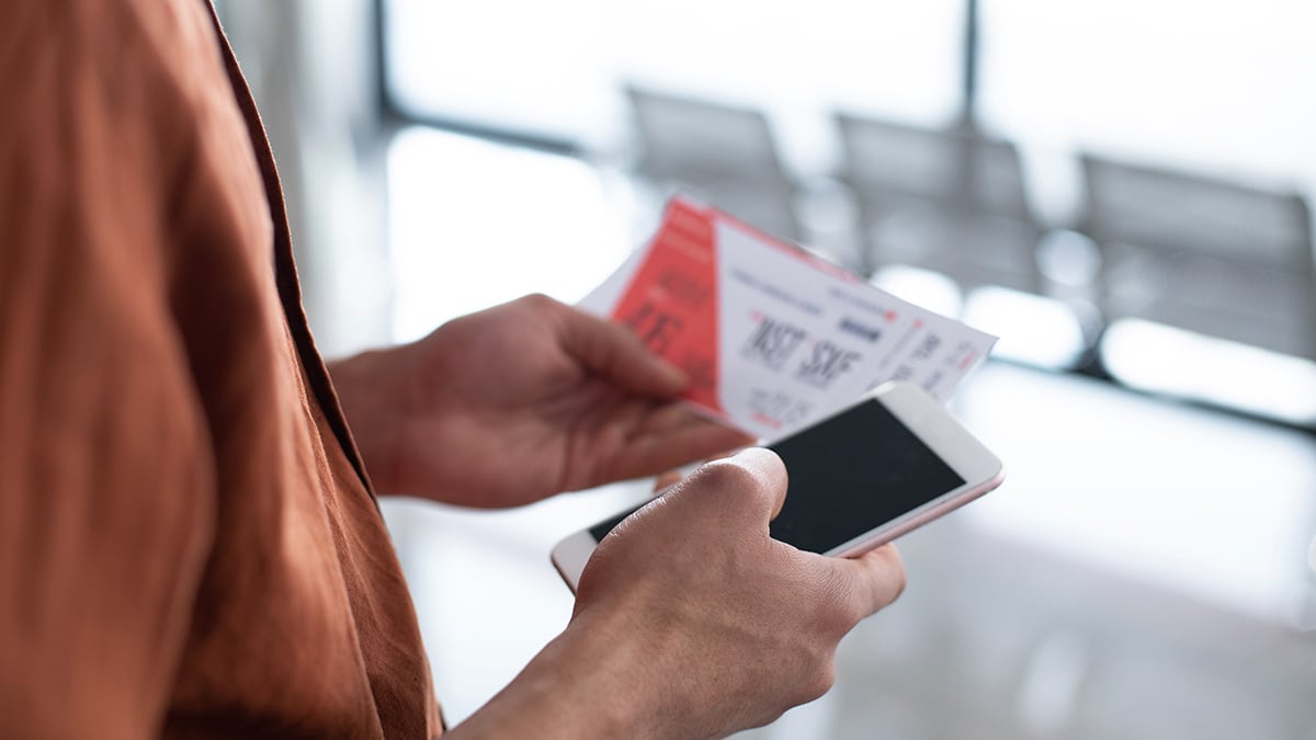 jetez plus vos billets avion voici pourquoi porter malheur